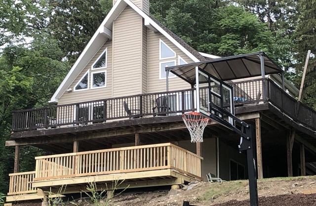 Seneca Lake spacious 5-bedroom chalet. A FEW FALL WEEKENDS STILL AVAILABLE!