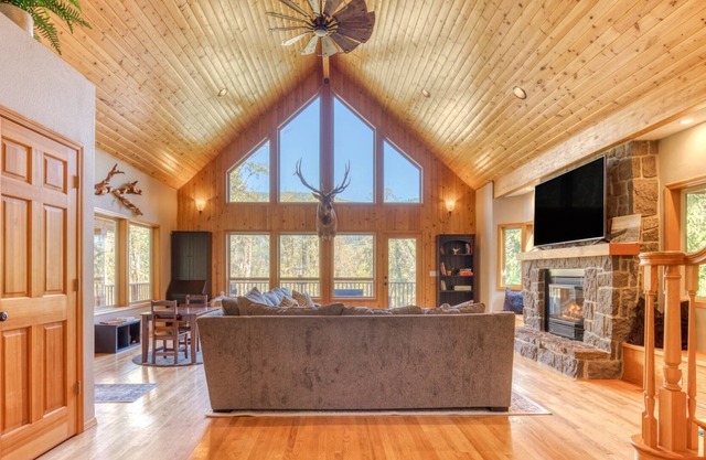 Sensational Private Mountain Lodge on 10 Acres, Pet Friendly, StarLink, Pool Table, Games, FireTable