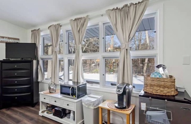 Separate Entrance-Private 2 bd/4 beds/1 full bath