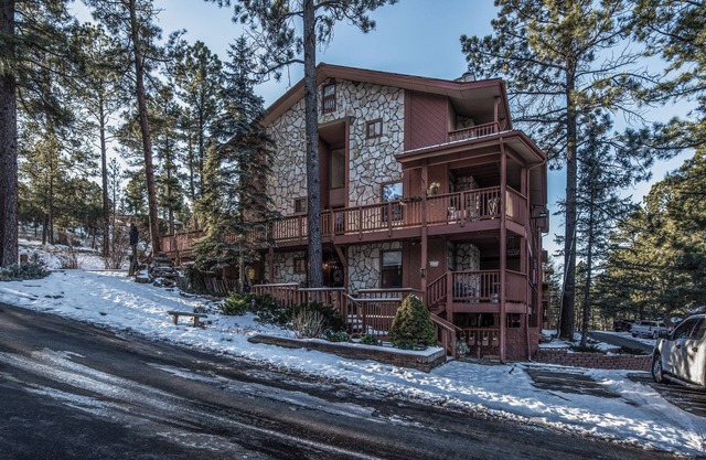 Serene 4-bedroom Cabin/Condo & THEATER ROOM! Near downtown, restaurants, & parks