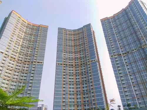 Serene and Best Location 2BR Gold Coast Apartment By Travelio