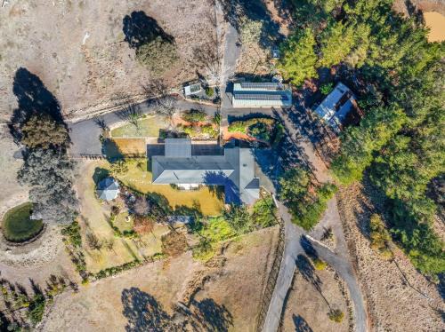 Serene Farm-Style Escape 4 Bed Home and Private Guest House