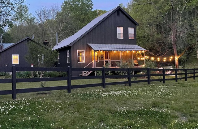 Serene Farmhouse in Dahlonega on 5 acres W/Historic Indian Cabin & Creek.