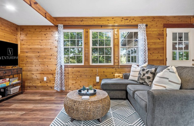 Serene Lakefront Getaway for the Whole Family!