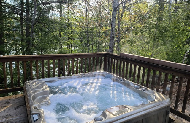 Serene Lakehouse Getaway with 4 Bedrooms and Wifi