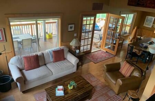 Serene Lakeside Forest Retreat at Peter Hope Lake