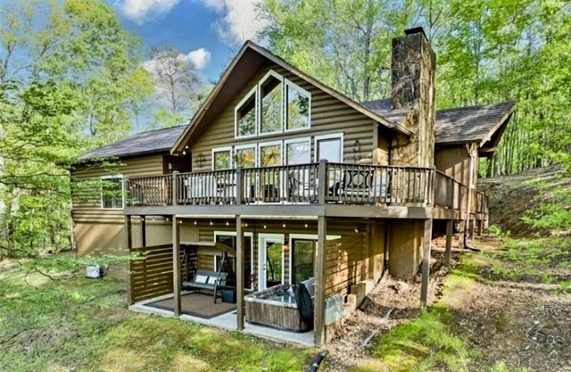 Serene Mountain View Retreat. Pool, Firepit & Hot tub, Fireplace Dogs Welcome!