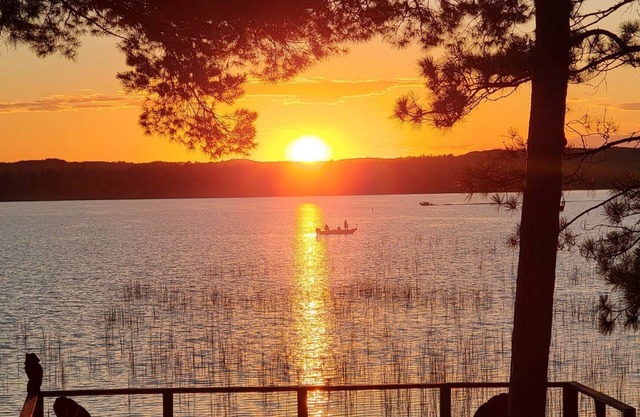 Serene one level cabin home with private beach on Pine Mountain Lake Sleeps 10