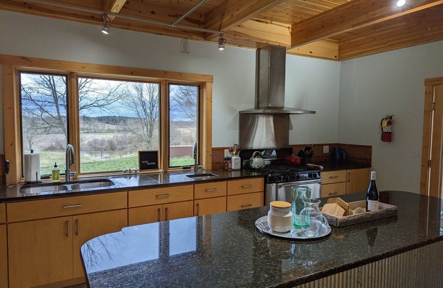 Serene Rural Retreat w/Stunning Views - Just a short drive from hiking and OU!