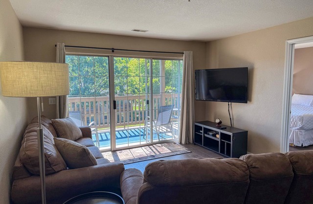 Serene setting near Lake Taneycomo~Free Attraction Tickets-Near Branson attractions (FC61-17)