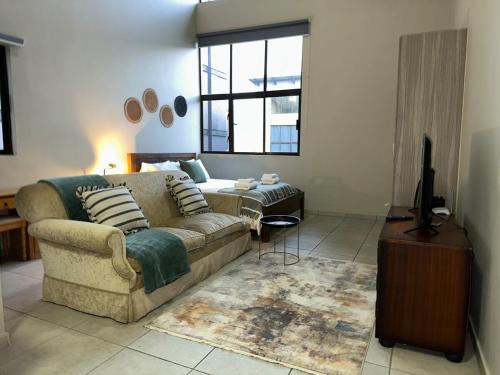 Serene Studio - Steps away Rosebank Mall