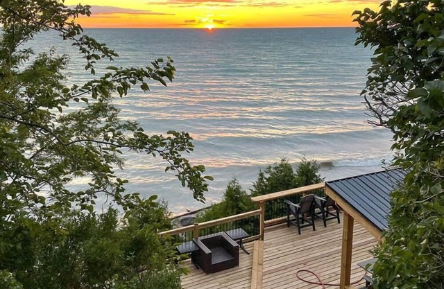 Serene Sunsets -Lakeside Comfort Awaits