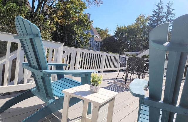 Serene upstairs apt. Walk to town, train, & beach ferry!
