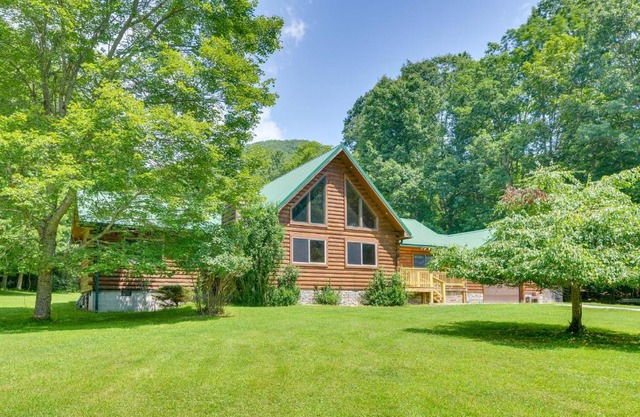 Serene Valley Bend Cabin Rental 7 Private Acres!