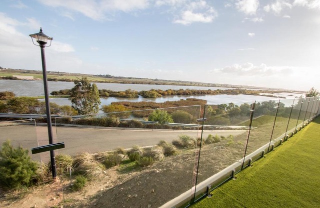 ‘Serenity’ and sweeping Murray River views