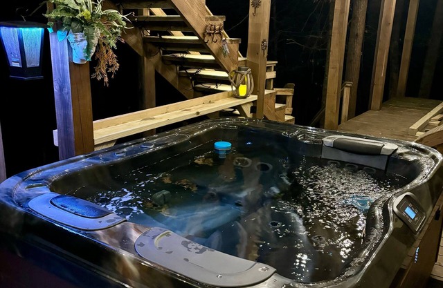 Serenity Now (formerly Bennett's Bungalow) - Family and pet friendly, hot tub, f