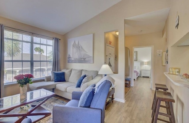 Serenity Pool Side Cozy 1-bedroom condo in lovely Clearwater - AC; fitness room