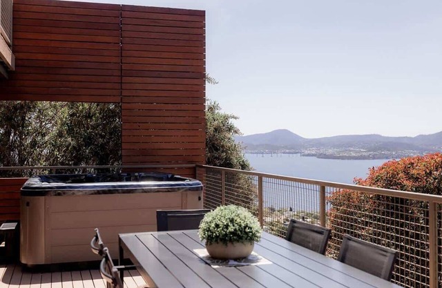 Serenity@Sandy Bay: Family home with Hot Tub