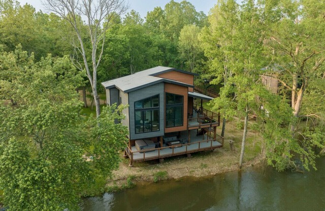 Serenity Shores Modern Cabin on a River in Broken Bow