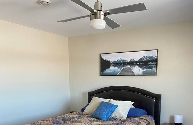 Seven Mile Bay private country home, access to quiet beach.