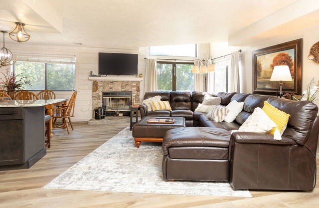 Seven Springs Meadowridge 3 Bedroom Standard Condo - Sleeps 10, Pet Friendly! by RedAwning
