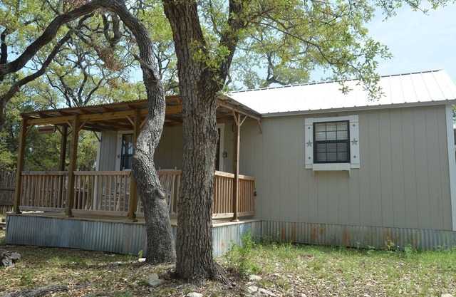 Shabby Chic Cabin with Hot Tub, internet, and pet friendly