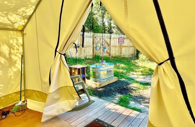 “Shady Pine” Glamping + Outdoor Tub & Hot Water