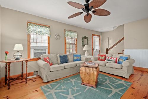 Shady Side - Water access, screened porch!