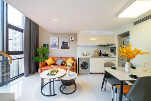 Shanghai Hills & Wanye Prime Spacious Loft with Multi Rooms near Metro Line 13 and The Bund