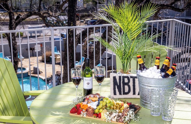 Shared Heated Pool Balcony BBQ Near Downtown