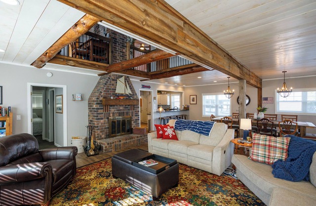 Shawano Lake waterfront home- renovated and great for groups!