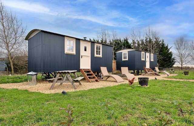 Shepherd's Hut near Cotswolds & Sky Dive Fun