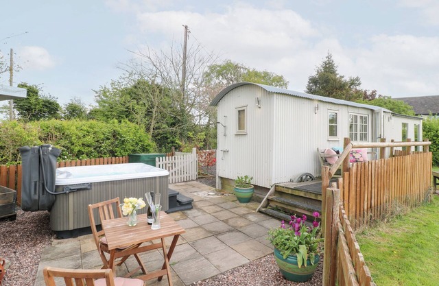 SHEPHERDS HUT, pet friendly, with hot tub in Rugeley