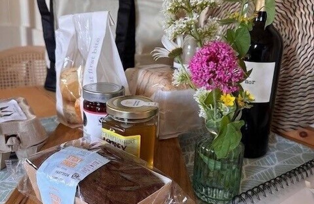 ShepherdsHut-Cotswolds-PetFriendly-WoodBurner