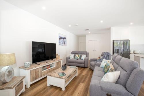 Shiloh Shores - Pet Friendly with Fire Pit - 5 Mins to Beach