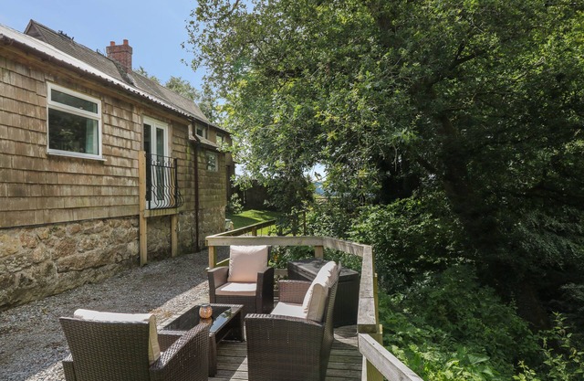 SHILSTONE LODGE, pet friendly, character holiday cottage in Chagford