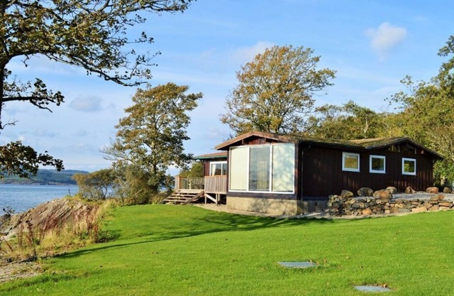 Shore front location, private beach, Loch Fyne, Argyll. Sleeps 6