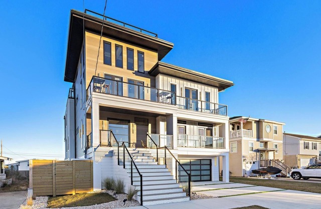 Shore House, Swimming Pool, 6 Bds, 7 Baths, 2 Car Garage, Roof Decks, etc.