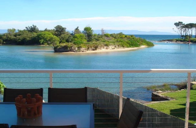 Shore Thing Absolute Waterfront - Currarong. Luxury, family friendly beach house