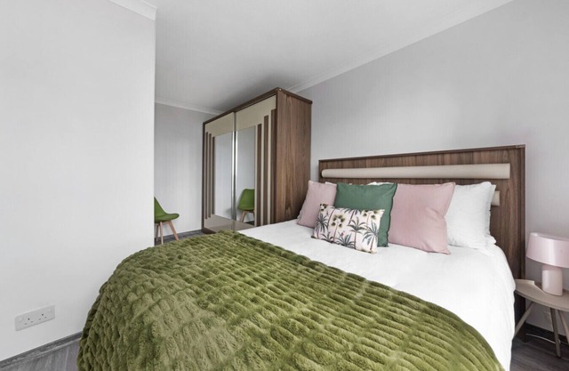 Shoreditch Central 2BR | Sleeps 6 | Balcony views