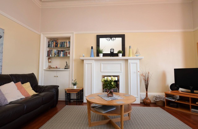 Shorefront apartment with private parking 200m town centre Dunoon, sea views