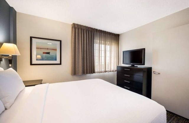 Short Distance From Jordan Creek Town Center Family Suites with Full Kitchens