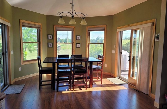 Short Drive to EAA - Spacious 5-bedroom house in brilliant Neenah with WiFi, AC