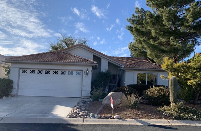 Short Walk to Activity Center and pool with beautiful yard - pet friendly!