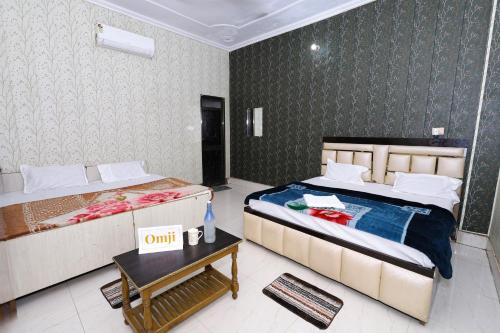Shri Ram Janki Ashram by Omji - 10 min walk to Hanuman Garhi temple