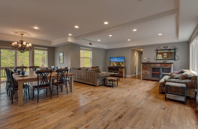 Shuffleboard Table, Spa, Pool Table, Foosball, 5 mins to Heavenly, Lake, Casinos: Black Bart Estate