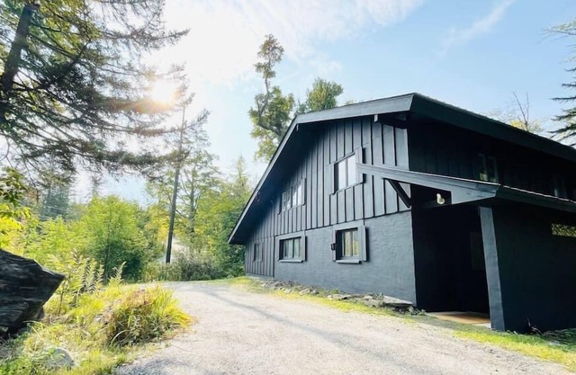 Shuttle or walk to village and lifts! The Powder Haus Chalet!