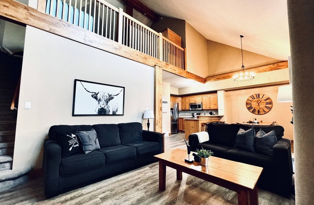 🖤Side by Side Ski in/out condos, 6 beds, 6 pullouts, 6 baths, two hottubs, AC 🖤