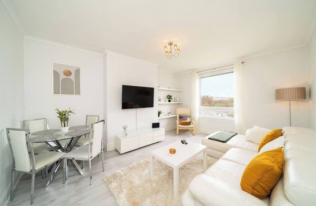Sidlaw View - 3 Bed in the Suburbs