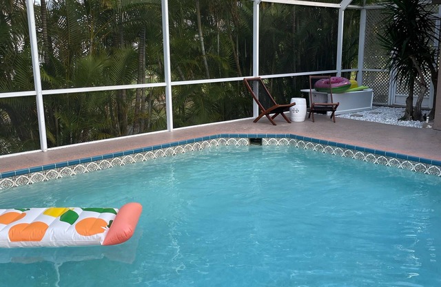Siesta Key 4 bedrooms/hot tub and pool- 13 minutes from beach!